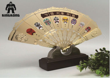 De dames overhandigen Dansend Metaal die Ventilator vouwen Gouden Kleurenhuwelijk Sier