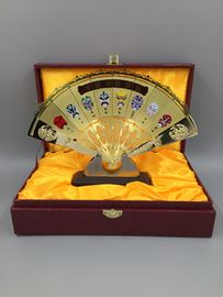 De dames overhandigen Dansend Metaal die Ventilator vouwen Gouden Kleurenhuwelijk Sier