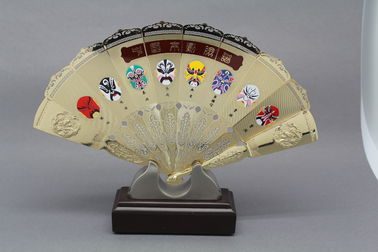 De rechtse Gehouden Vouwende Ventilators omvatten de Opera van Peking Gezichts voor Bedrijfs Reclame of Gift
