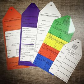 Met een laag bedekt Document hangt de Gedrukte van het Klerenmarkeringen/Hotel Deurdouane Markeringen